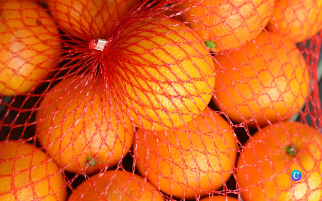 Waarom zijn de Spaanse sinaasappels altijd in een rood net verpakt?