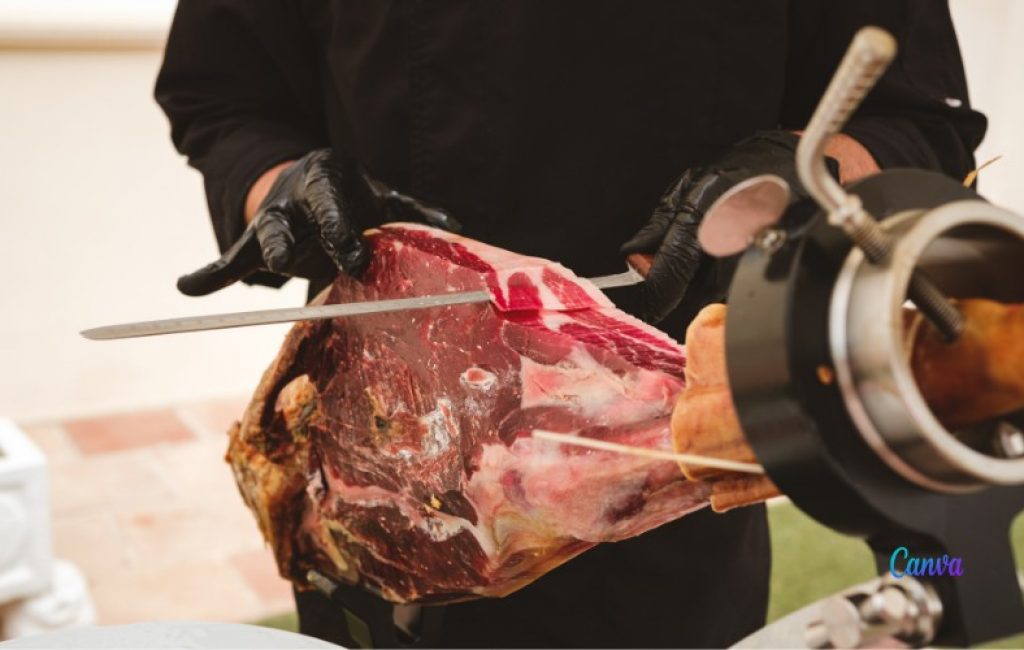 Tips om met het juiste materiaal een Iberische ham schoon te maken, te snijden en te bewaren